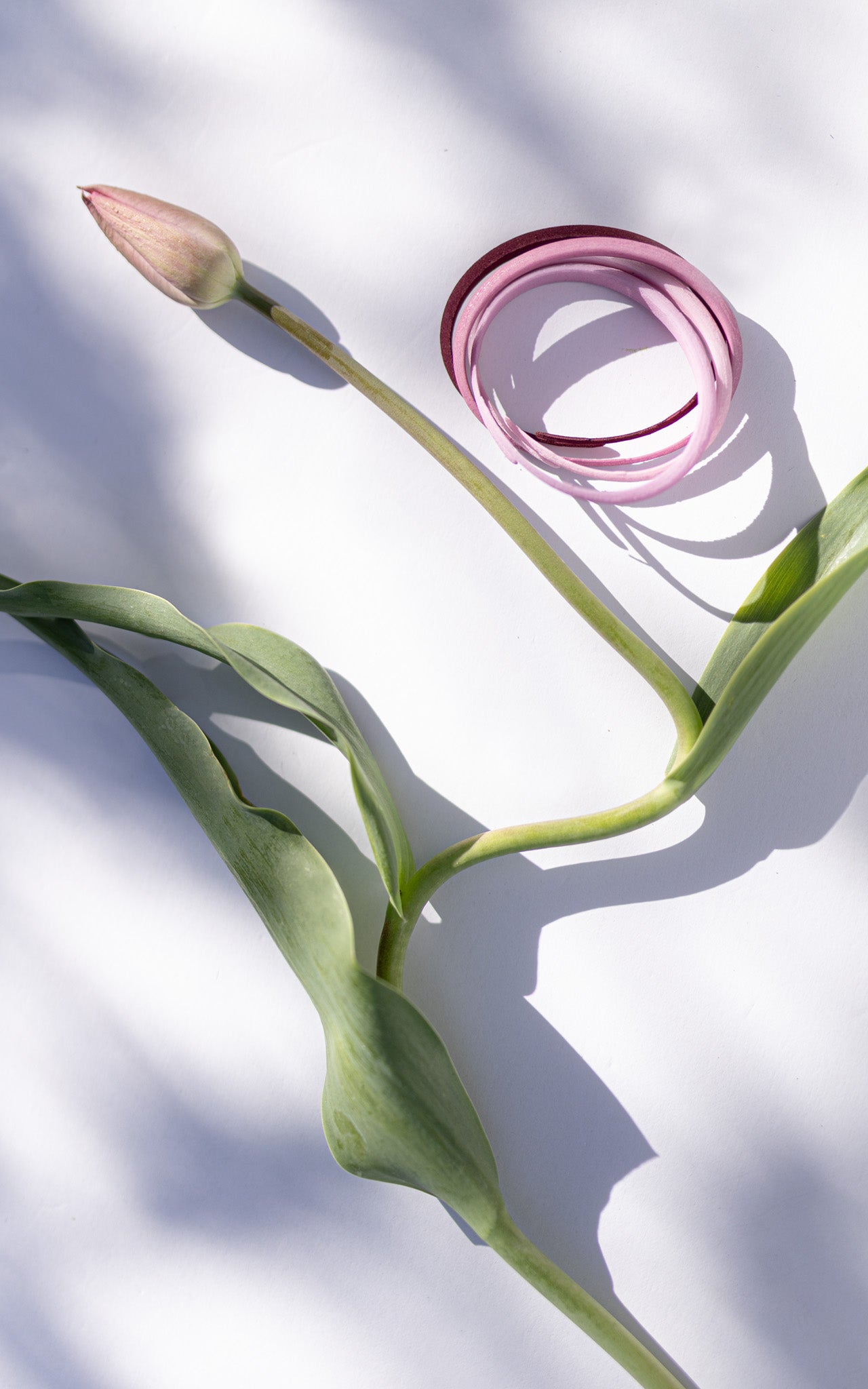 Groupe de Bracelets contemporains minimalistes coloris dégradés lavande, rose, aubergine.