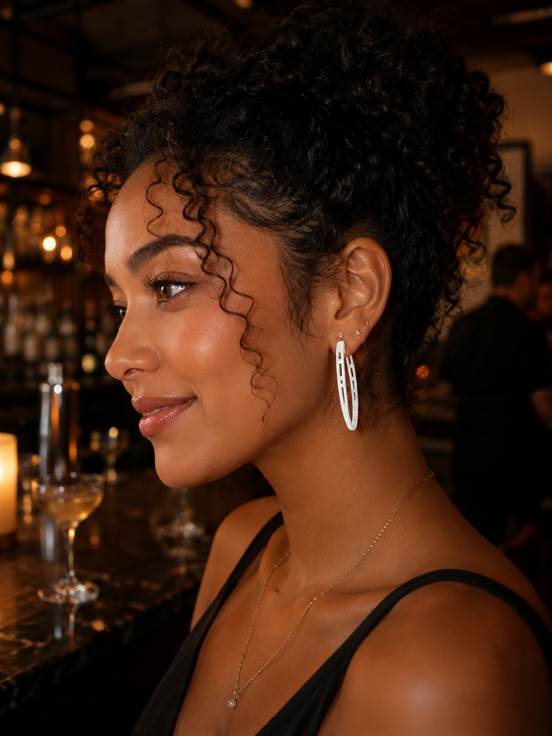 Anneaux COSMOS vox and Oz  blanc  à structure ajourée, boucles d’oreilles architecturales  portée avec jeune femme dans une soirée.