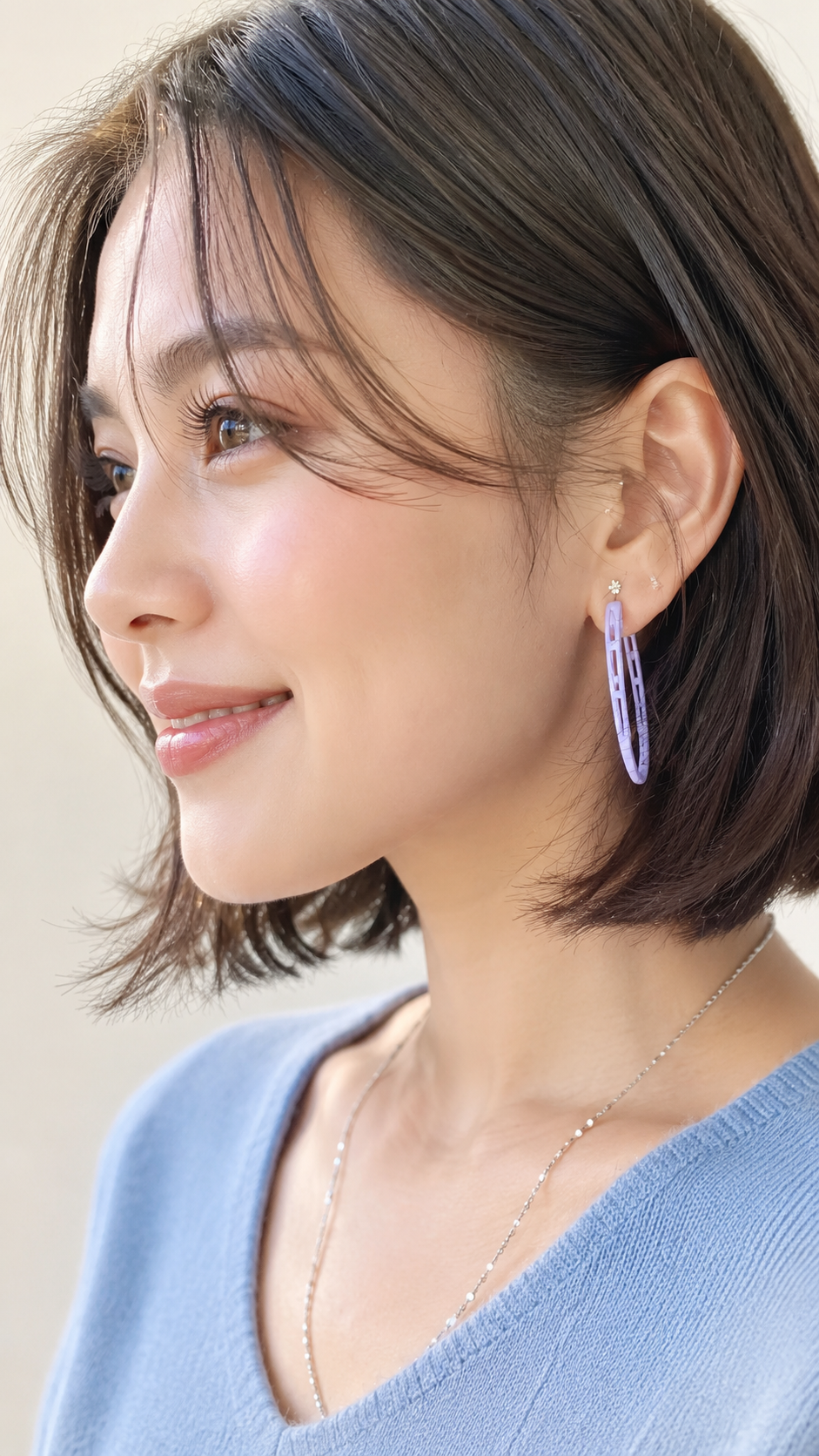 Anneaux COSMOS  doux lilas  à structure ajourée, boucles d’oreilles architecturales  portée avec juen femme cheveux brun  de Vox et OZ