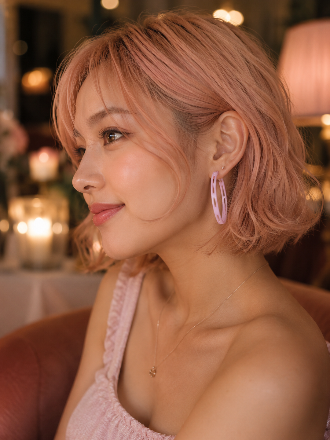 Anneaux COSMOS  rose  à structure ajourée, boucles d’oreilles architecturales  portée avec juen femme cheveuxpeche de Vox et OZ