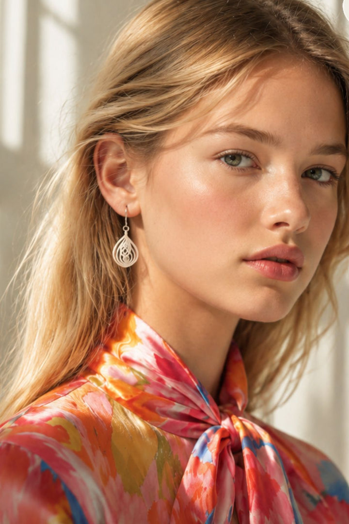 Bijoux NEBULA  blanc de vox et Oz porte par une jeunne fillle