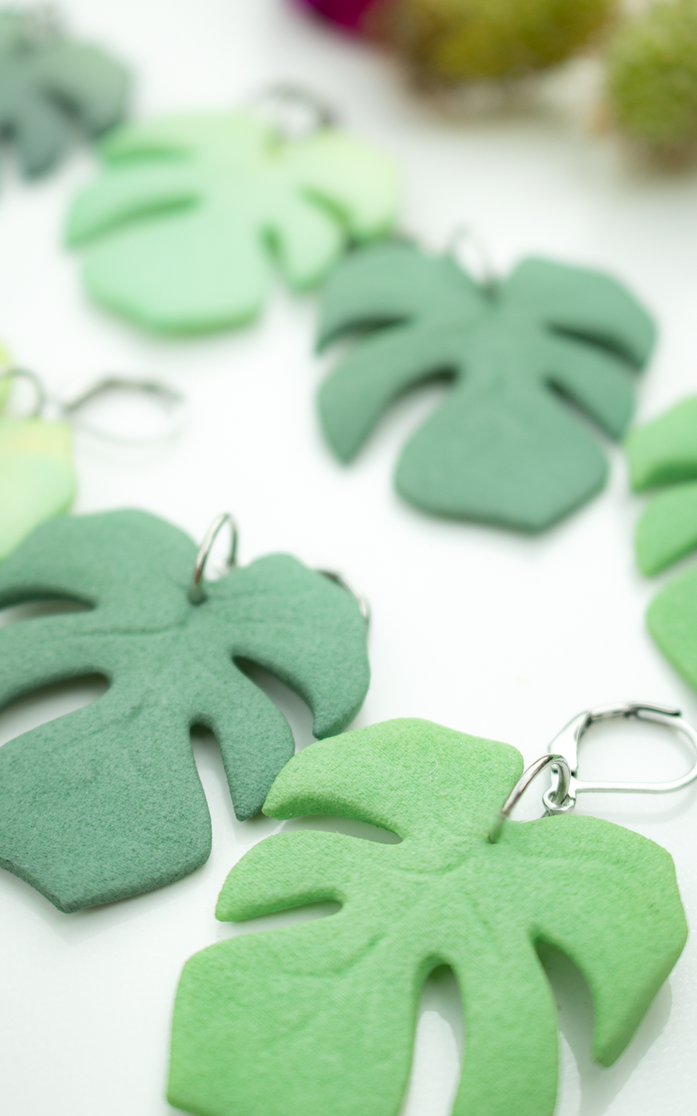 Boucles d'oreilles MAUI Monstera vert foncé suspendues en nylon recyclé 3D — Vox & Oz