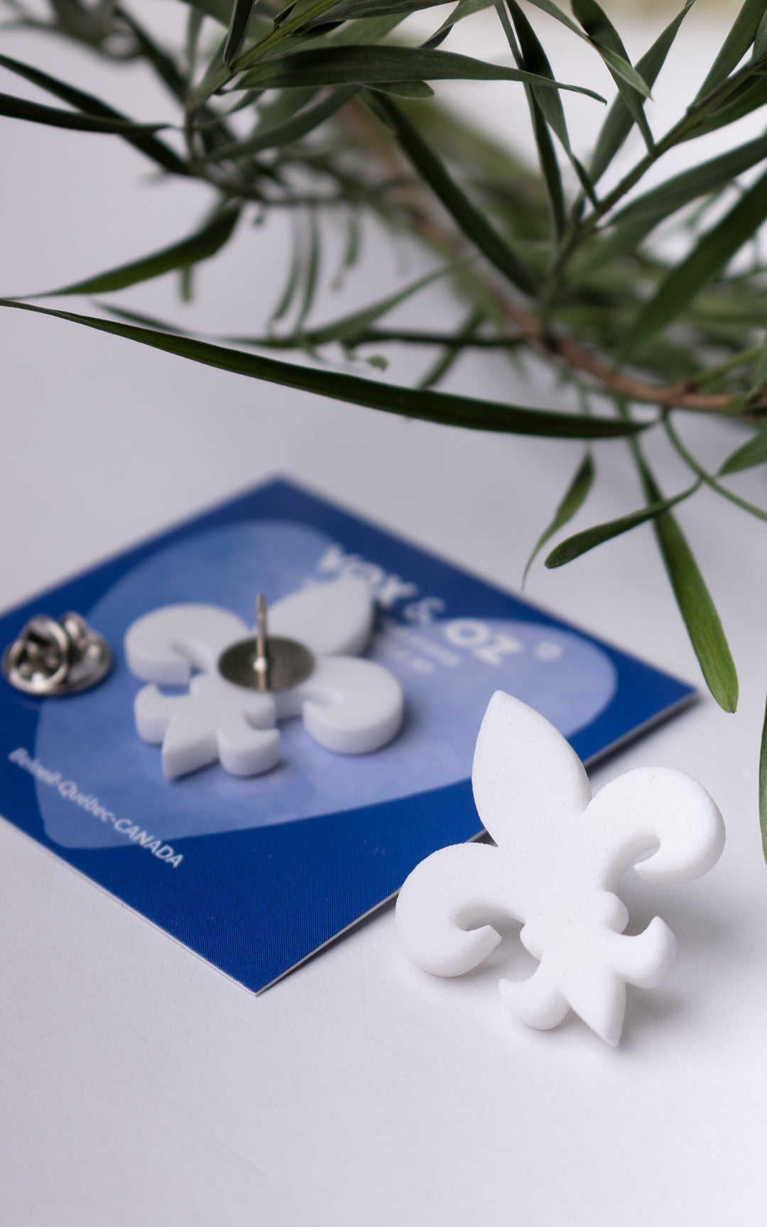 Épinglette Fleur de Lys – Bijou québécois contemporain ultraléger