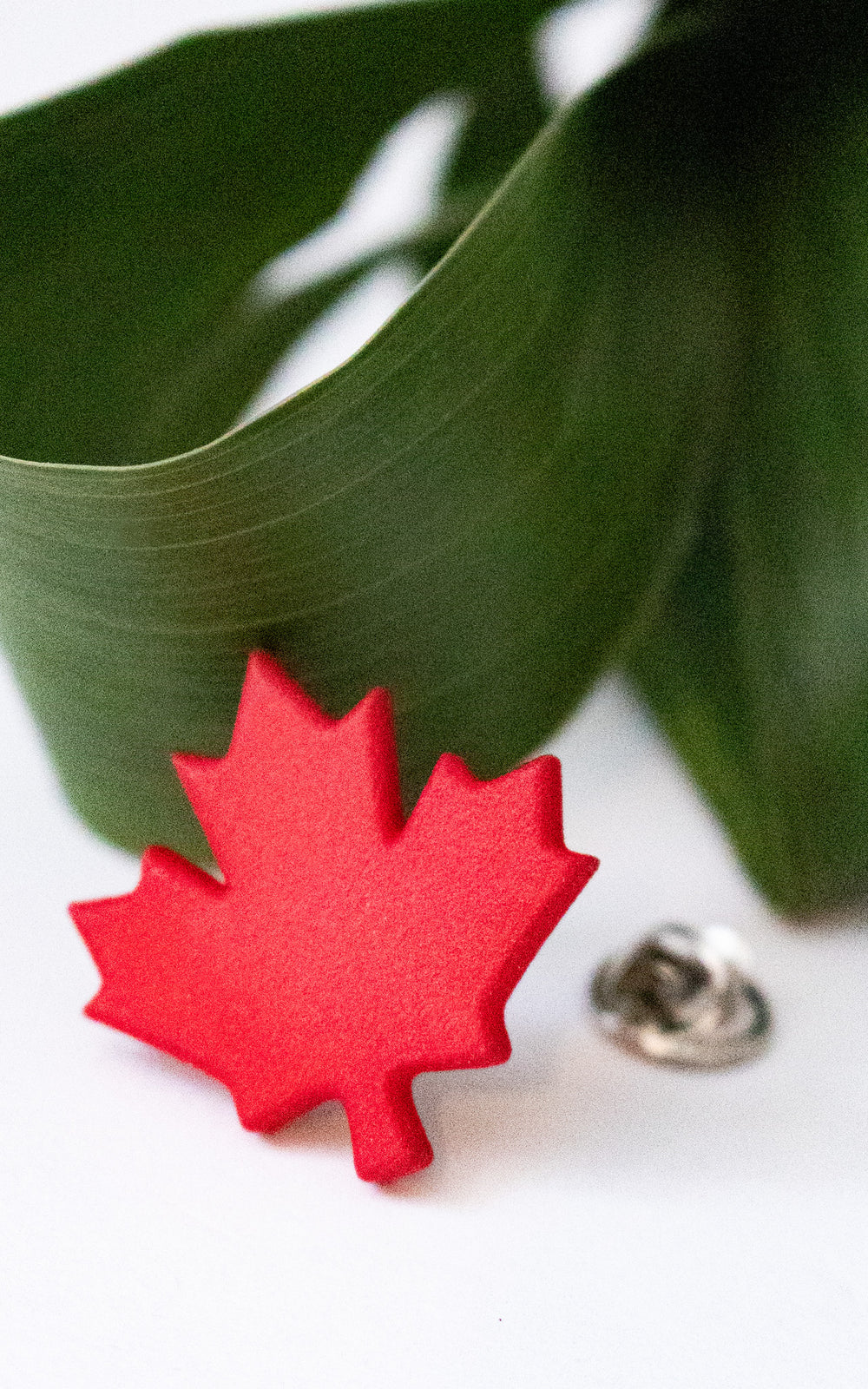 Épinglette Feuille d'Érable Canada rouge de Vox & Oz, présentation à plat sur fond blanc.