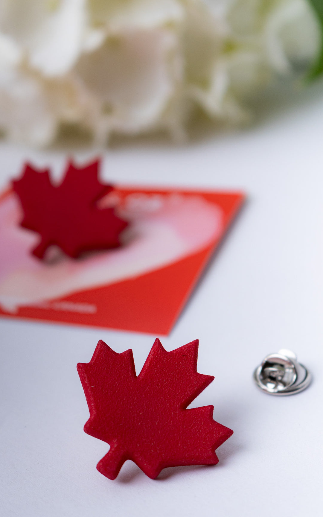 Épinglette Feuille d’Érable — Bijou canadien contemporain ultraléger