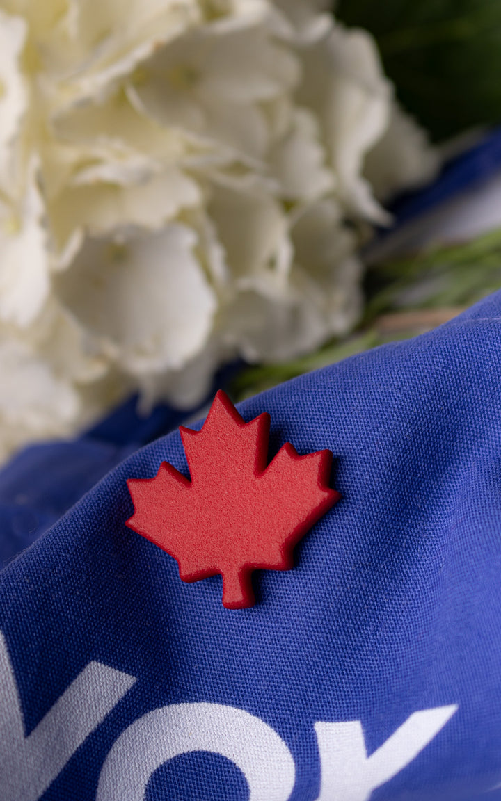 Épinglette Feuille d’Érable — Bijou canadien contemporain ultraléger