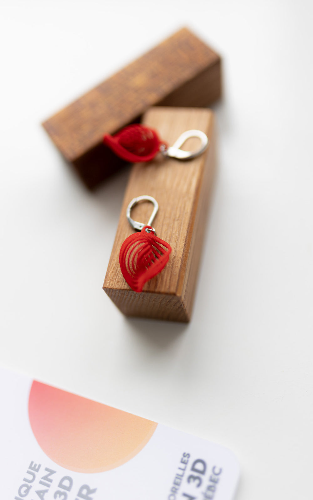 Boucles d'oreilles NEBULA rouge écarlate spiralées 3D, fabriquées au Québec — Vox & Oz