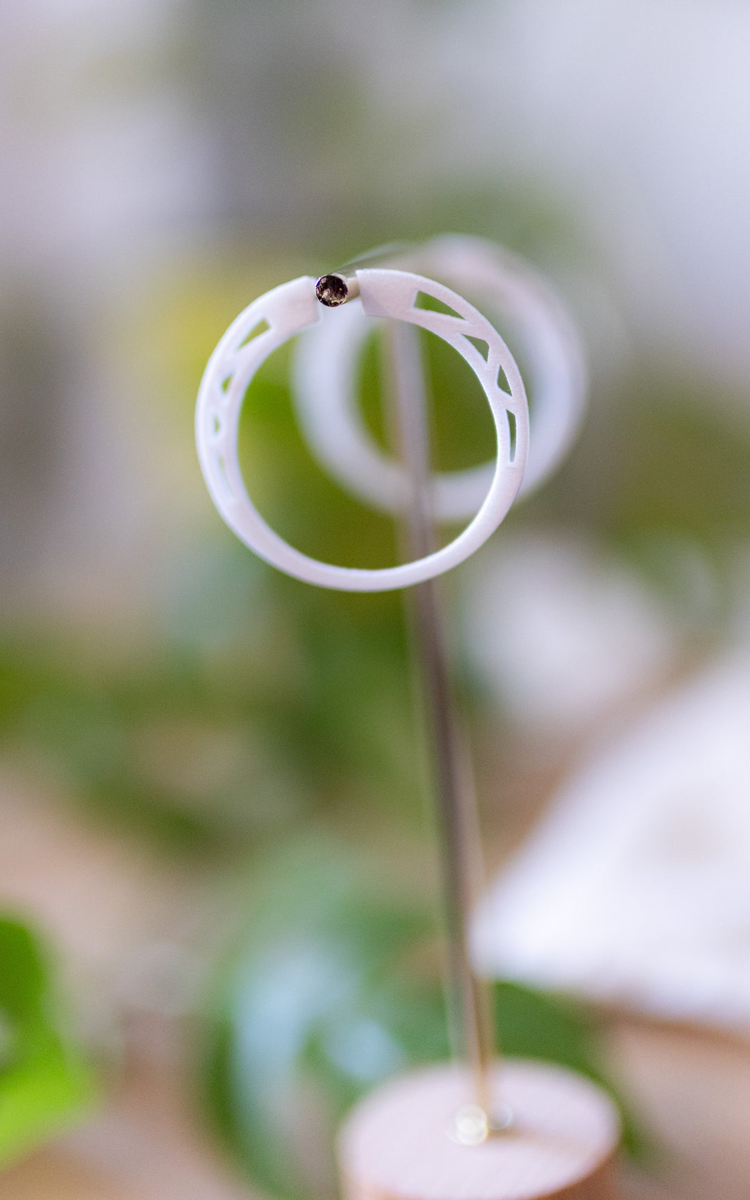 Anneaux d’oreilles COSMOS — Design architectural minimaliste en nylon recyclé