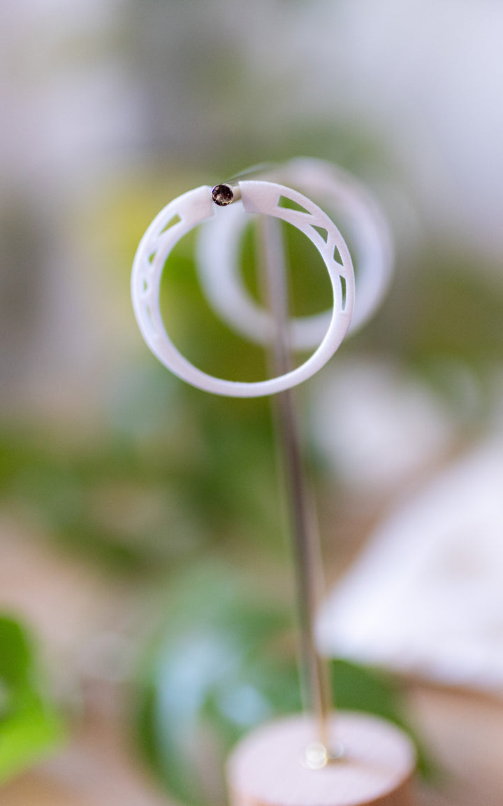 Anneaux d’oreilles COSMOS — Design architectural minimaliste en nylon recyclé