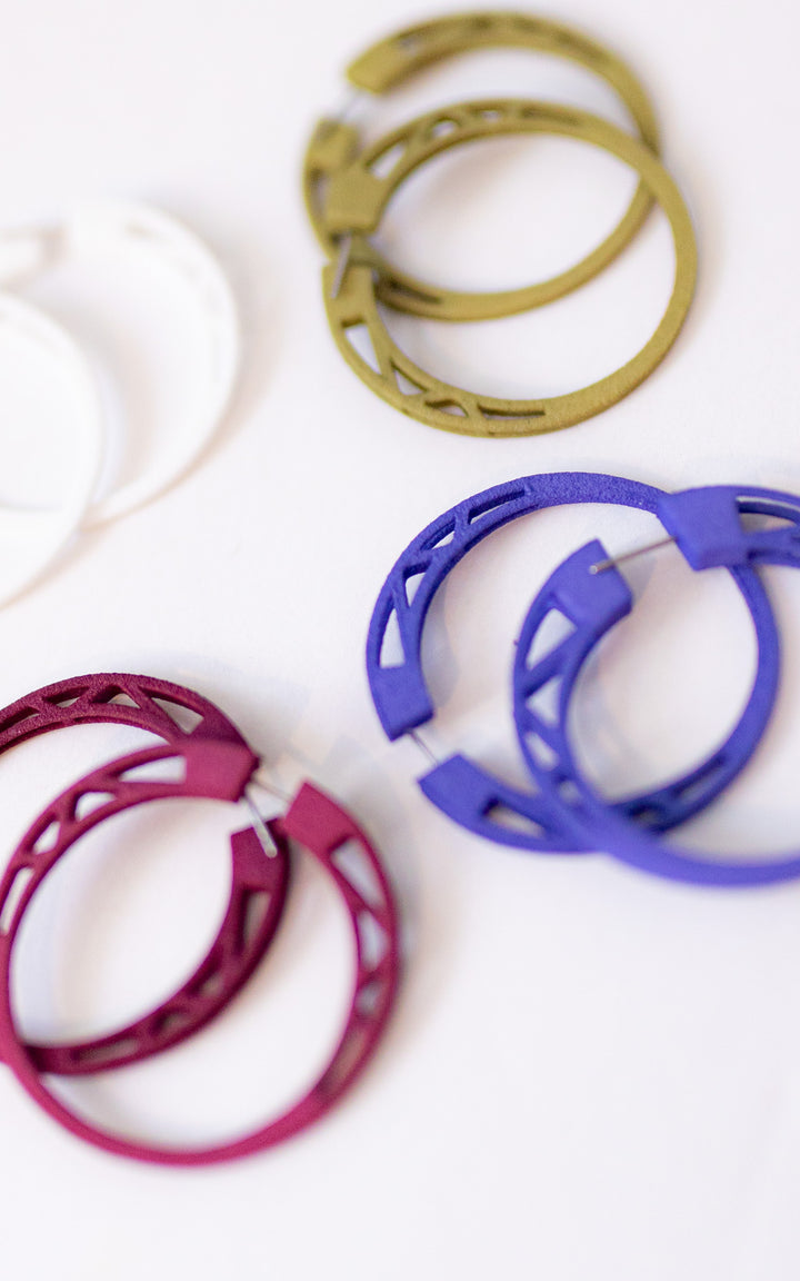 Anneaux d’oreilles COSMOS — Design architectural minimaliste en nylon recyclé