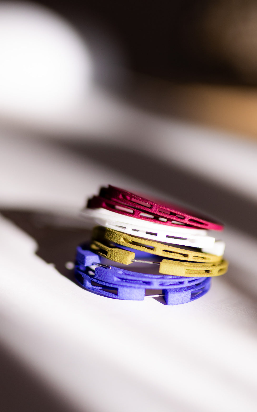 Anneaux d’oreilles COSMOS — Design architectural minimaliste en nylon recyclé