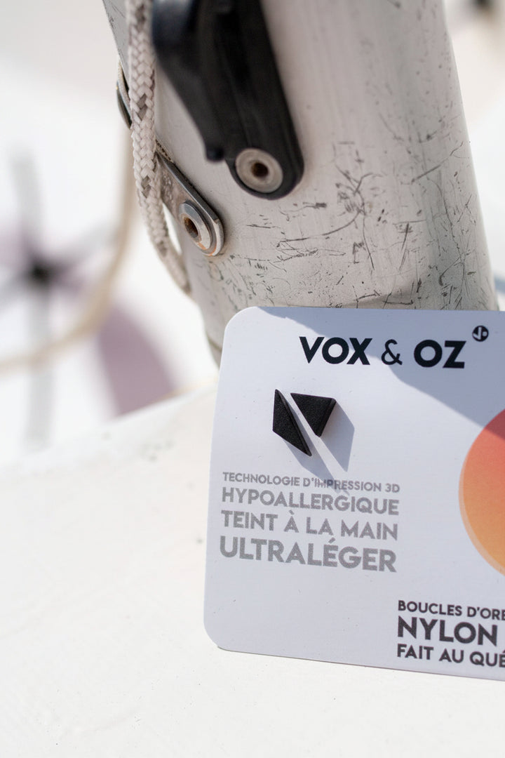 Boucles d’oreilles Zig Zag noires Vox &amp; Oz en nylon recyclé imprimé 3D, ultralégères et hypoallergéniques, faites au Québec