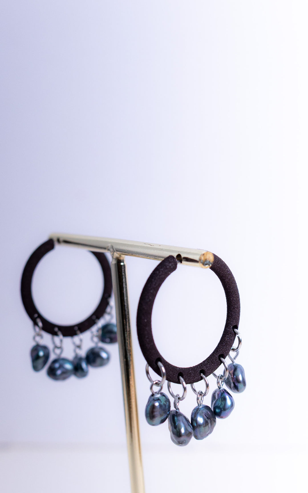 Anneaux d’oreilles Esmeralda noirs avec multiples perles baroques noires suspendues sur présentoir, boucles ultralégères design contemporain fait au Québec par Vox &amp; Oz