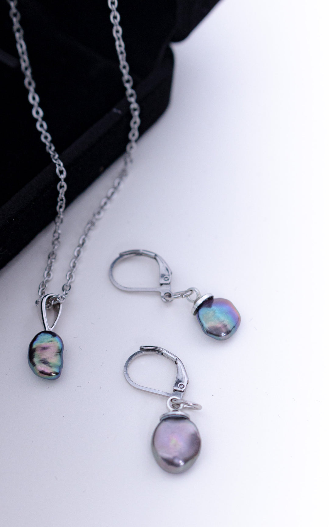 Ensemble bijoux en acier inoxydable avec perles baroques irisées – collier et boucles d’oreilles élégantes aux reflets multicolores