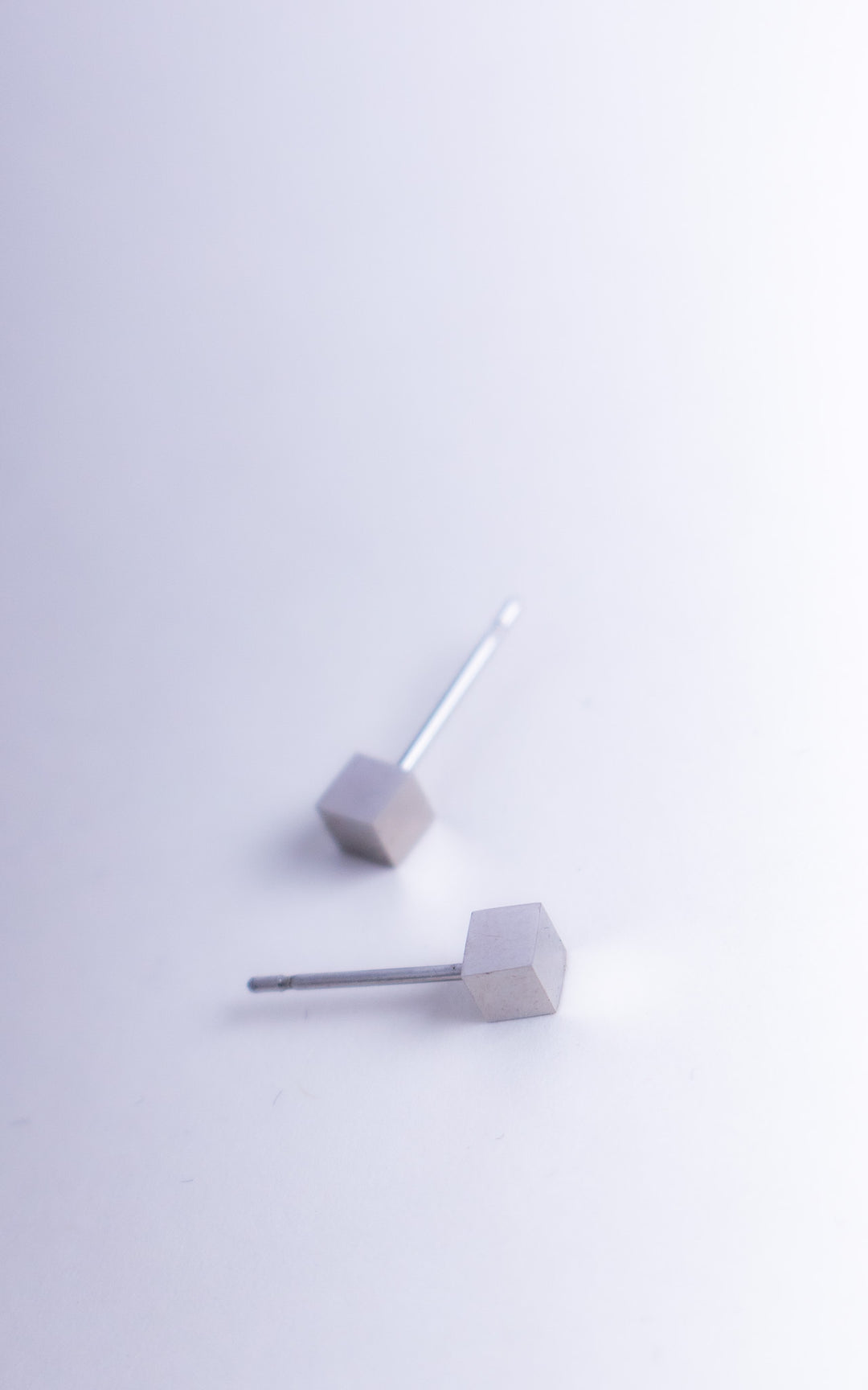 Boucles d’oreilles puces en acier inoxydable en forme de cube argent, design minimaliste géométrique, finition mate élégante