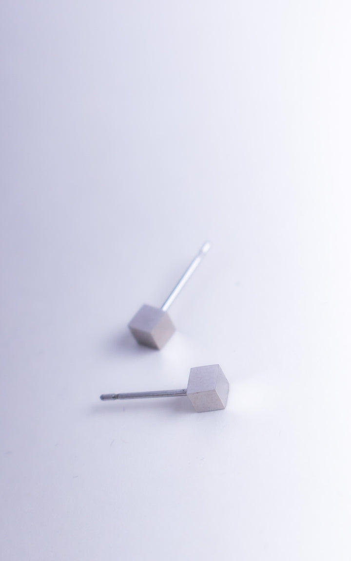 Boucles d’oreilles puces en acier inoxydable en forme de cube argent, design minimaliste géométrique, finition mate élégante