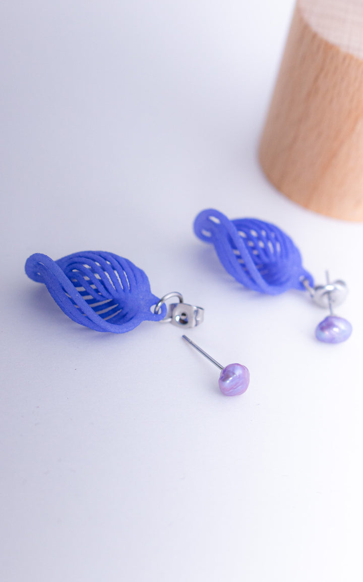 Boucles d’oreilles NEBULA design contemporain avec structure 3D bleu et perles violettes, bijou ultraléger en nylon recyclé fabriqué au Québec