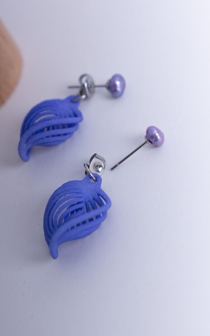 Boucles d’oreilles NEBULA style ear jacket avec perle violette et structure 3D bleu cobalt en nylon recyclé, ultralégères fabriquées au Québec