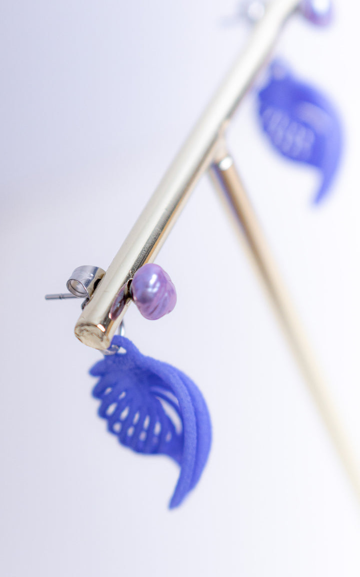 Détail boucle d’oreille NEBULA avec perle d’eau douce violette et élément 3D bleu en nylon recyclé, bijou ultraléger fabriqué au Québec