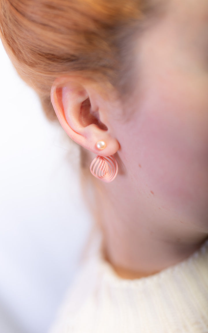 Boucles d’oreilles NEBULA Perle portées, ear jacket avec perle d’eau douce et structure 3D légère, bijou équilibré et confortable design québécois Vox &amp; Oz