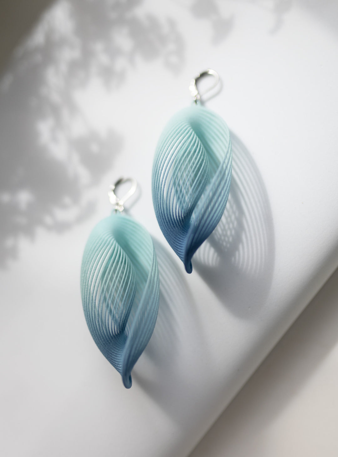 Boucles d’oreilles OASIS bleu dégradé ultralégères en impression 3D SLS – design Vox &amp; Oz Québec