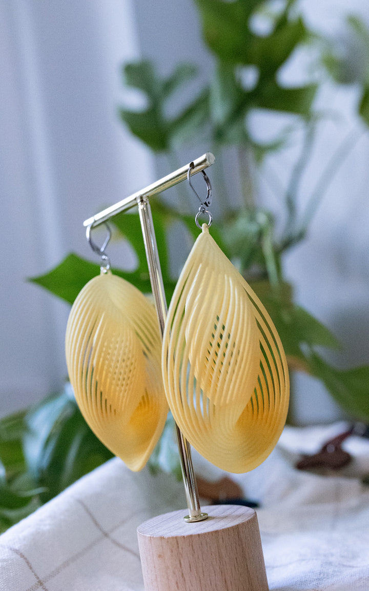 Boucles d’oreilles OASIS jaunes ultralégères sur présentoir – design lumineux Vox &amp; Oz Québec