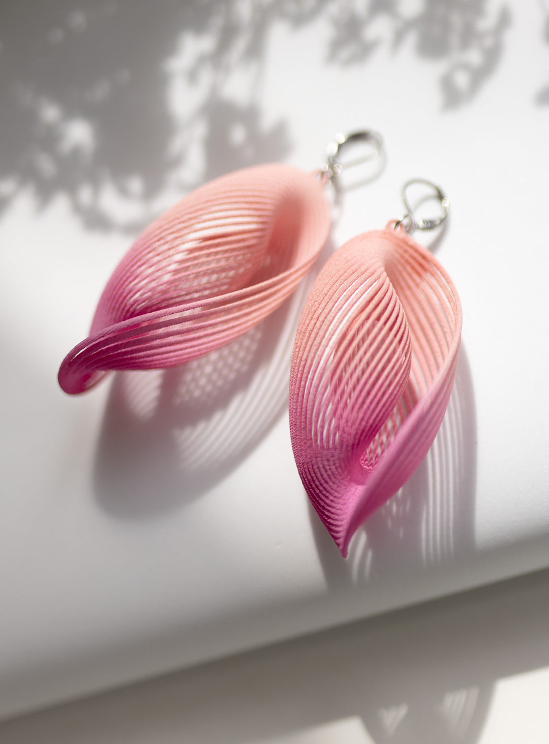 Boucles d’oreilles OASIS roses dégradées ultralégères – bijou sculptural féminin Vox &amp; Oz