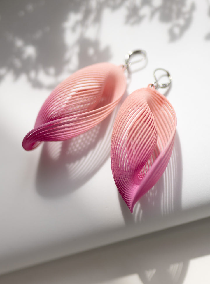 Boucles d’oreilles OASIS roses dégradées ultralégères – bijou sculptural féminin Vox &amp; Oz