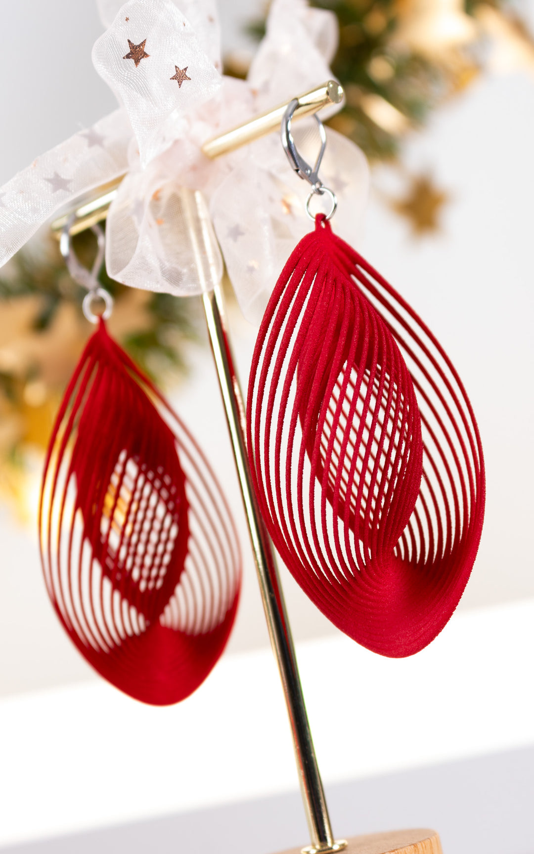 Boucles d’oreilles OASIS rouges ultralégères avec ruban – bijou design québécois idéal à offrir