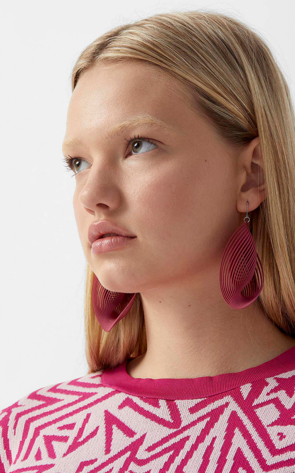 Boucles d’oreilles OASIS rouges ultralégères portées – bijou statement confortable Vox & Oz