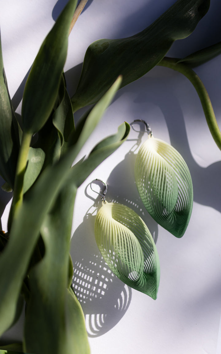 Boucles d’oreilles OASIS vert dégradé ultralégères avec feuillage – design inspiré de la nature Vox &amp; Oz