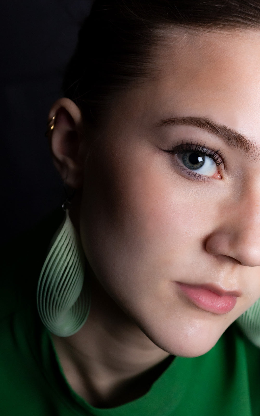 Boucles d’oreilles OASIS vertes ultralégères portées – design sculptural Vox & Oz Québec
