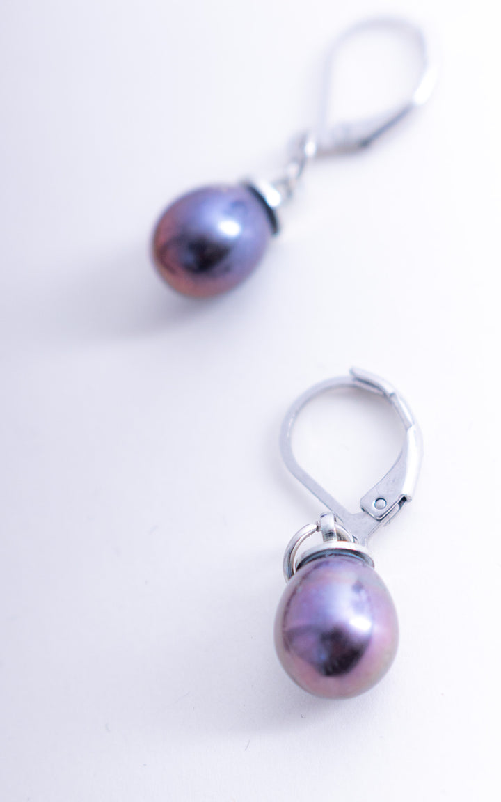 Boucles d’oreilles perles goutte aubergine irisée avec crochet levier acier inoxydable