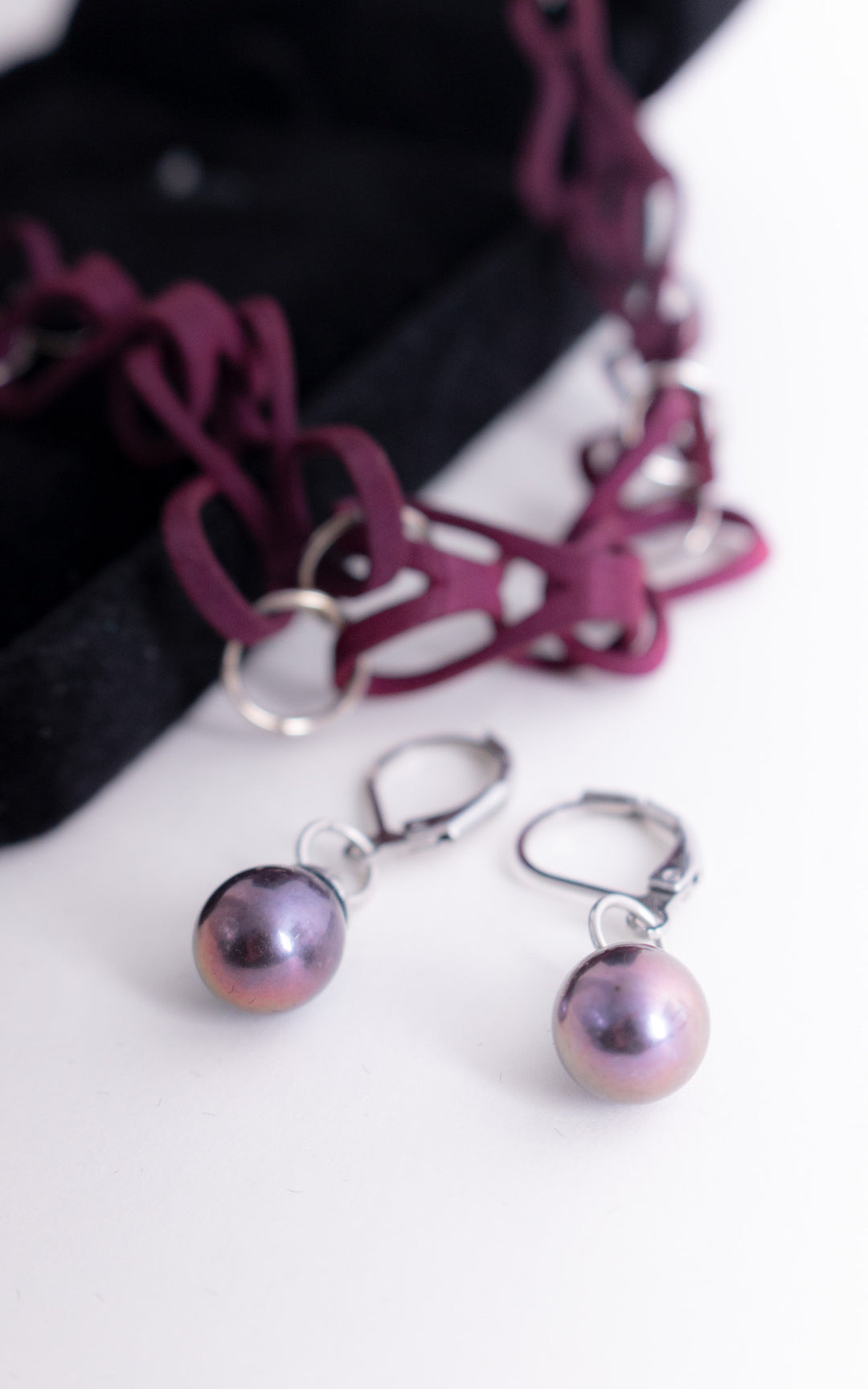 Boucles d’oreilles élégantes perles aubergine aux reflets irisés avec attaches levier acier inoxydable devant collier design bordeaux