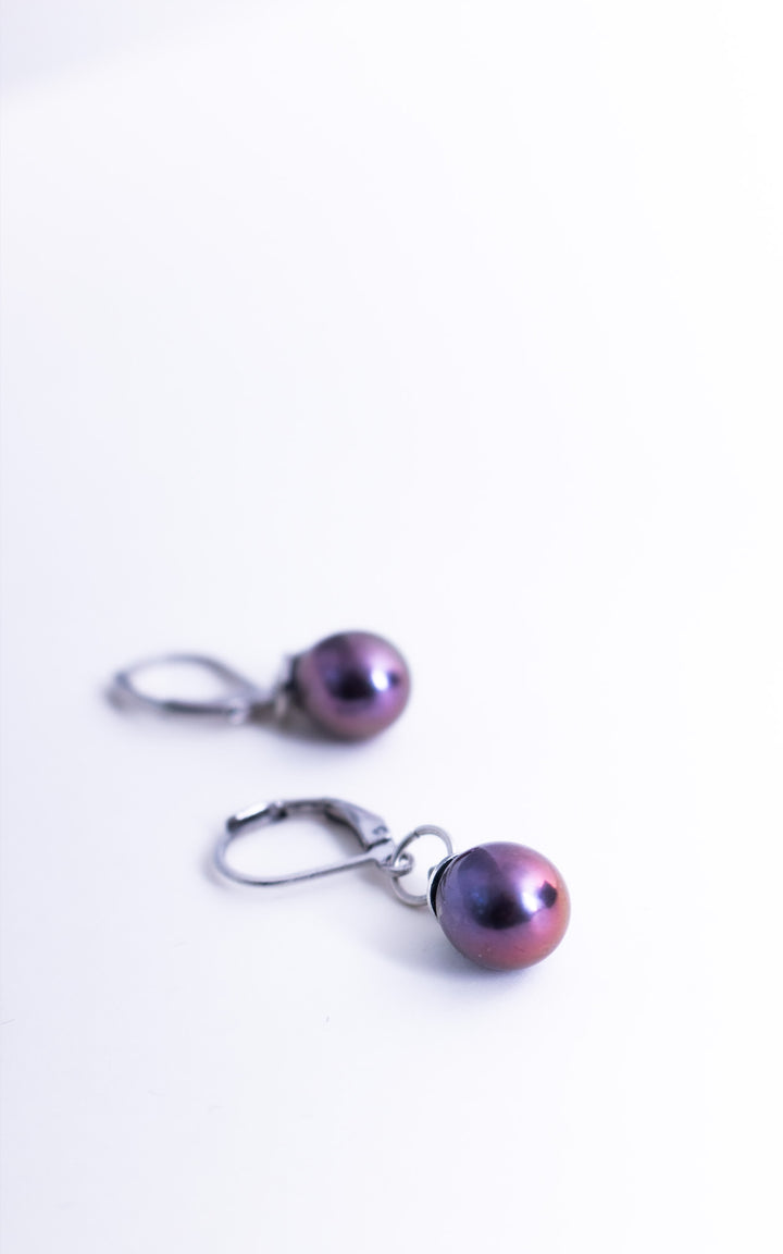 Boucles d’oreilles dormeuses en acier inoxydable avec perles rondes aubergine iridescentes, bijou élégant et ultraléger fait au Québec par Vox &amp; Oz