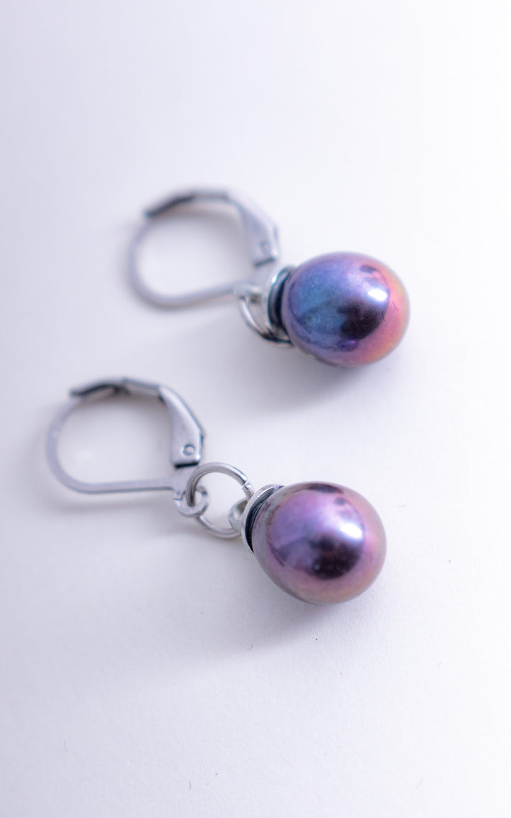 Boucles d’oreilles élégantes avec perles gouttes aubergine aux reflets irisés montées sur crochet levier en acier inoxydable