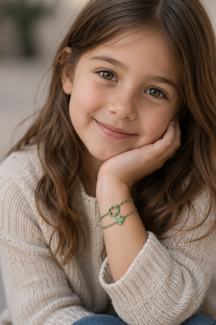 Jeune fille portant le bracelet d&