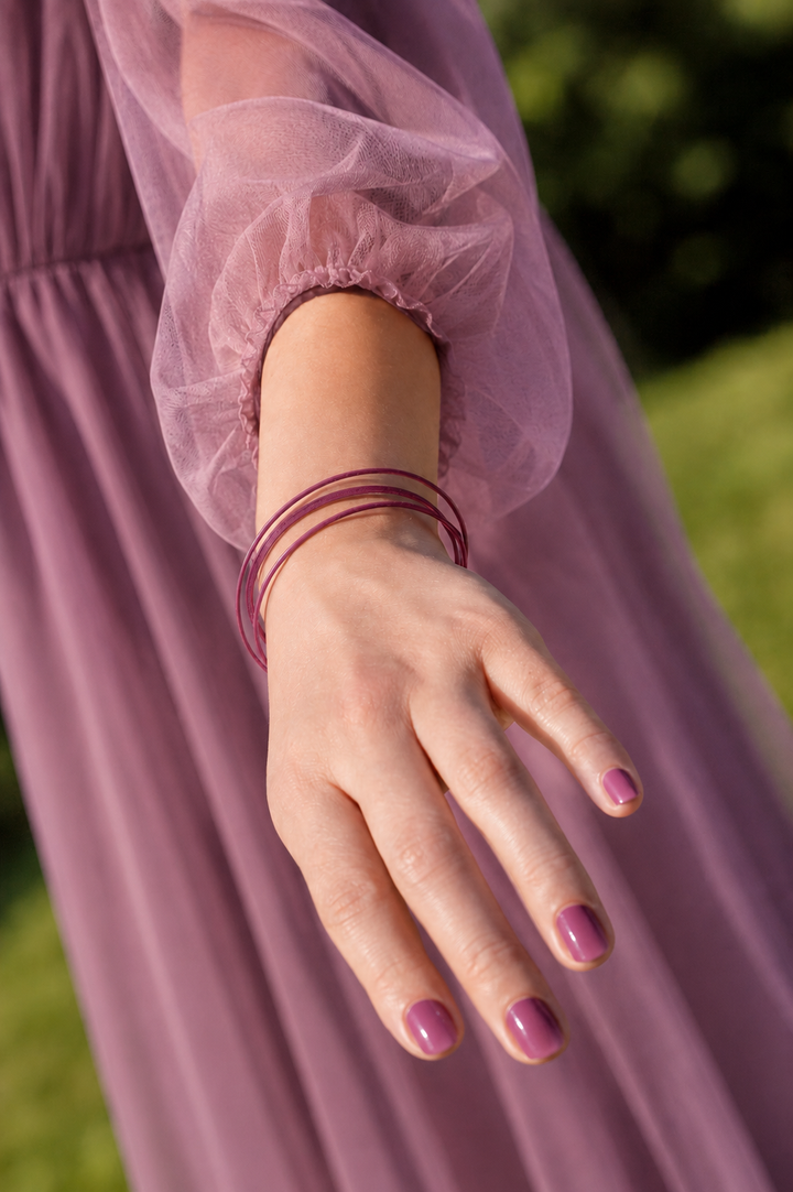 Bracelet LANCELOT aubergineà e porté au poignet d&