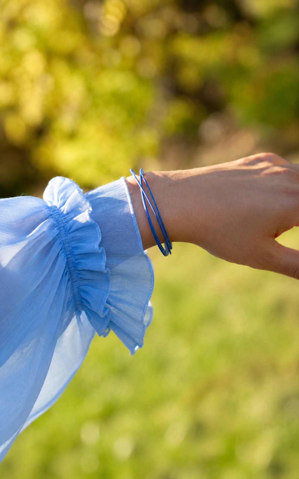Bracelet LANCELOT bleu porté au poignet d&