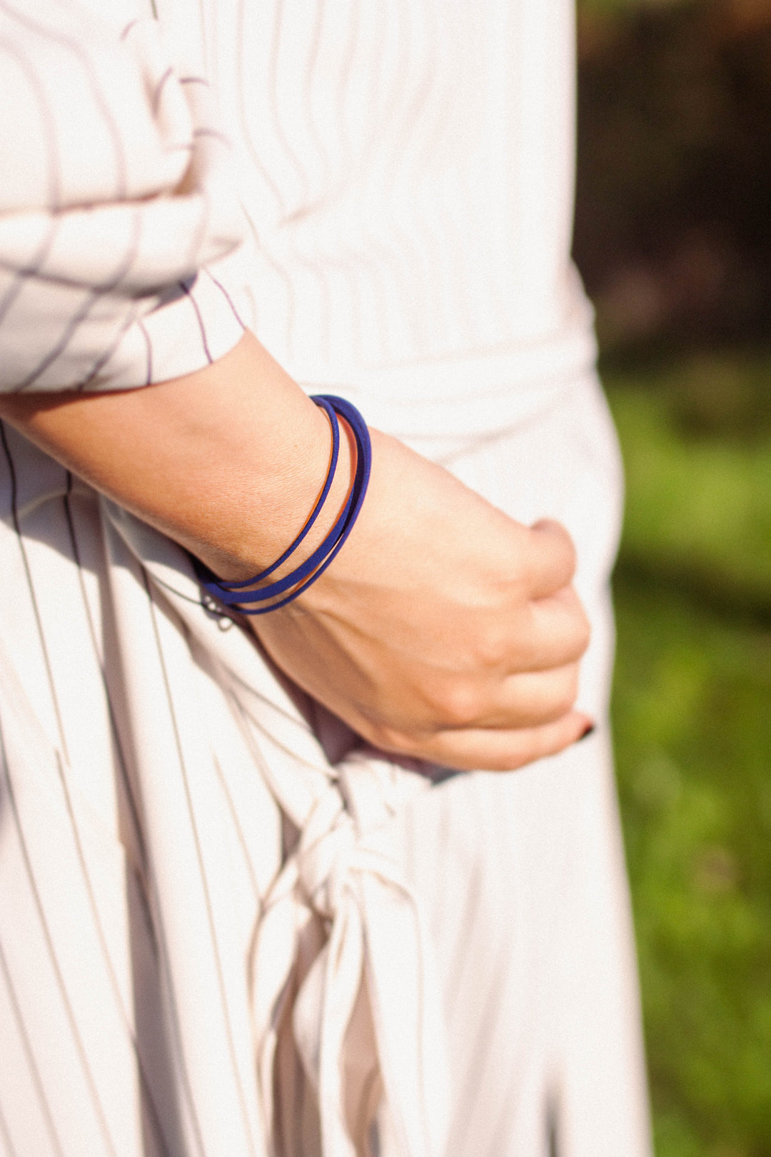 Bracelet LANCELOT marine porté au poignet d'une femme, bracelet contemporain en nylon recyclé imprimé en 3D, ultra léger, fabriqué à la main au Québec par Vox & Oz.