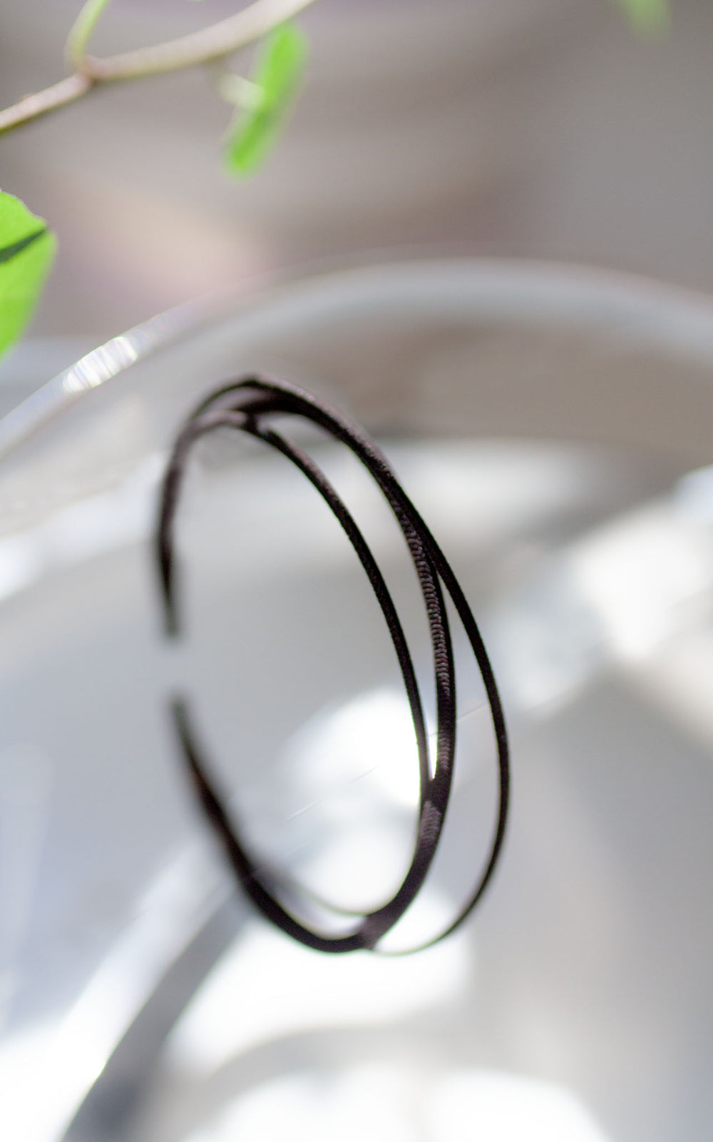 Bracelet LANCELOT noir porté au poignet d'une femme, bracelet contemporain en nylon recyclé imprimé en 3D, ultra léger, fabriqué à la main au Québec par Vox & Oz.