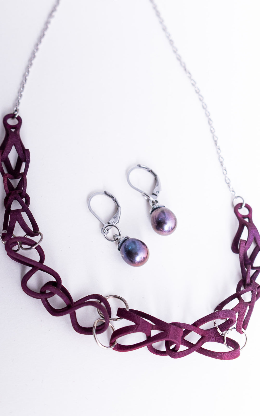 Ensemble collier bordeaux en nylon imprimé 3D avec chaîne argentée et boucles d’oreilles perles goutte aubergine
