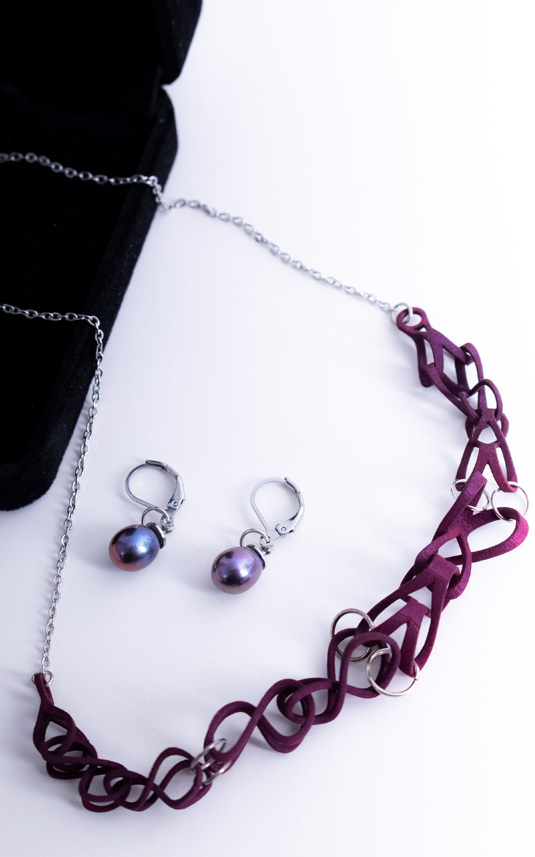 Béatrice — Ensemble collier bordeaux avec boucles d’oreilles à perles aubergine ultralégères