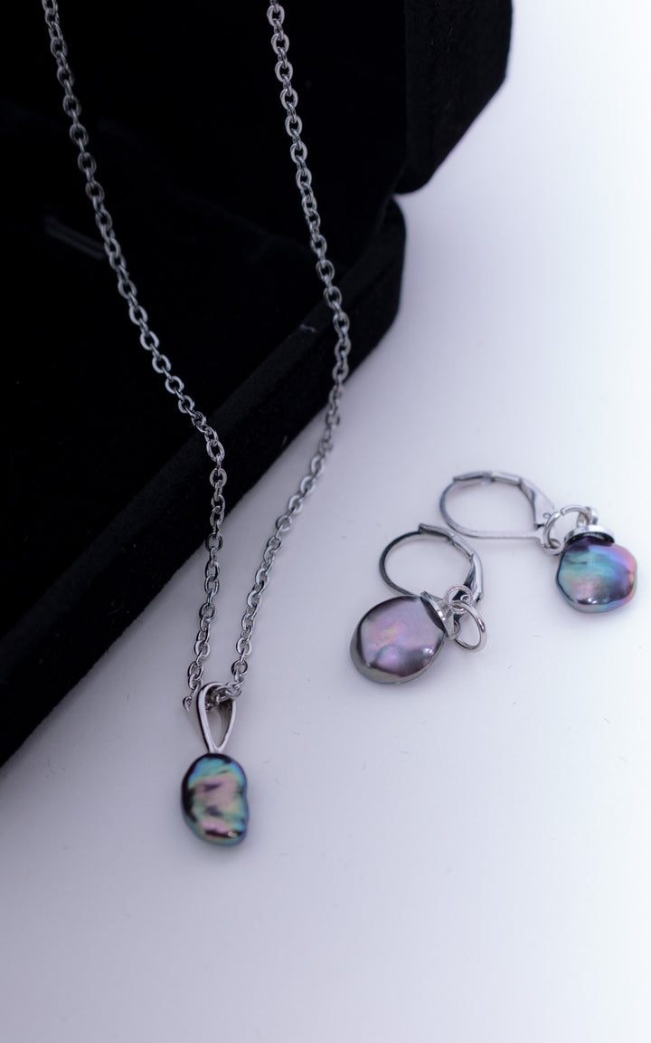 Ensemble collier et boucles d’oreilles en acier inoxydable avec perles baroques irisées aux reflets mauve et vert, bijou élégant et raffiné