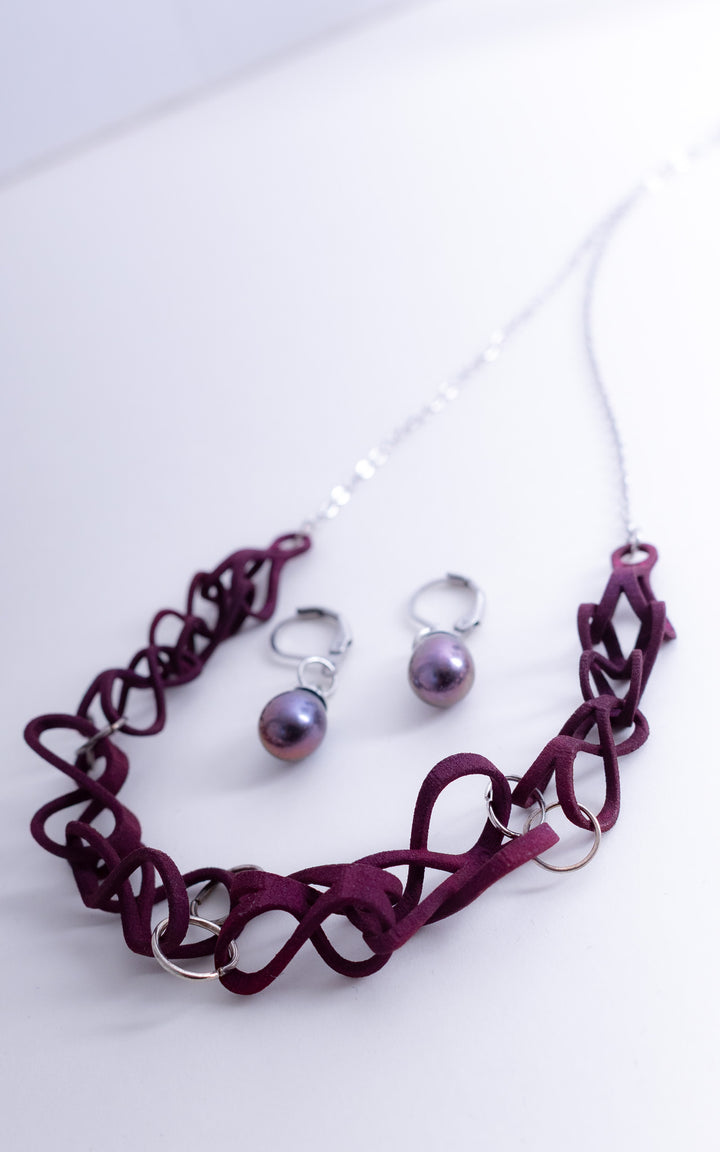 Ensemble collier bordeaux en nylon 3D avec chaîne argentée et boucles d’oreilles perles goutte aubergine présenté avec écrin noir