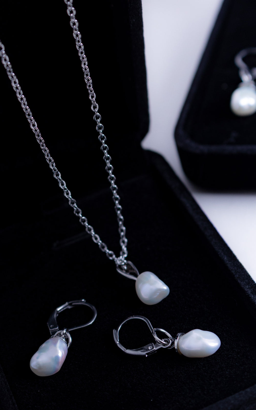 Ensemble collier et boucles d’oreilles avec perles baroques blanches, monture acier inoxydable, bijou élégant présenté sur écrin noir