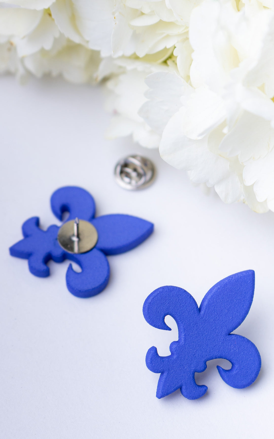 Épinglette Fleur de Lys – Bijou québécois contemporain ultraléger