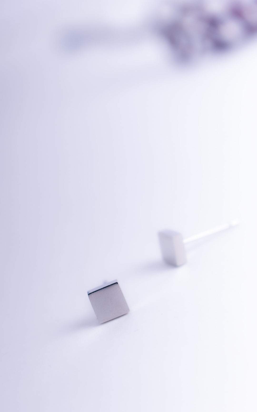 Puces d’oreilles carrées en acier inoxydable argent avec léger relief, design minimaliste géométrique moderne