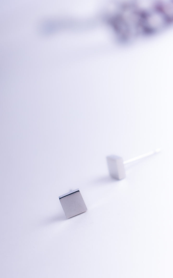Puces d’oreilles carrées en acier inoxydable argent avec léger relief, design minimaliste géométrique moderne