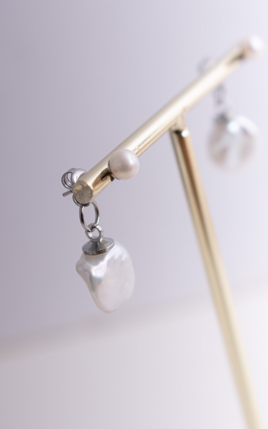 Boucles d’oreilles veste avec perle baroque et perle ronde en acier inoxydable — design double face élégant